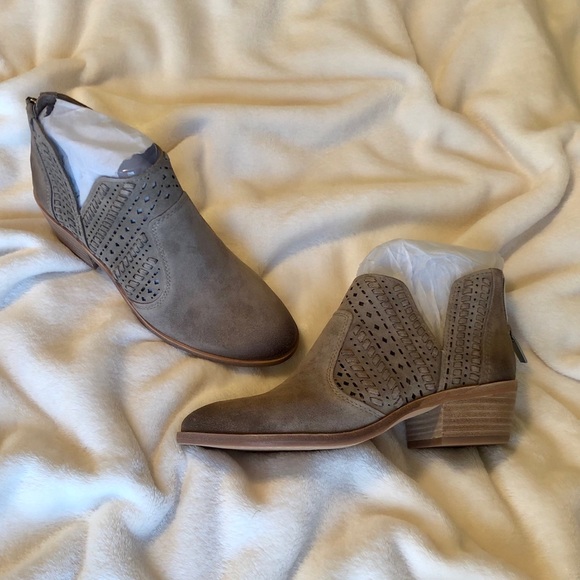 NWT Vince Camuto Prasata Bootie - Foxy Verona 5.5 - Picture 2 of 8